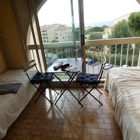 Studio 3 Personnes Studio Cabine Petite Vue Mer Dans Avec Piscine. Six-Fours-les-Plages